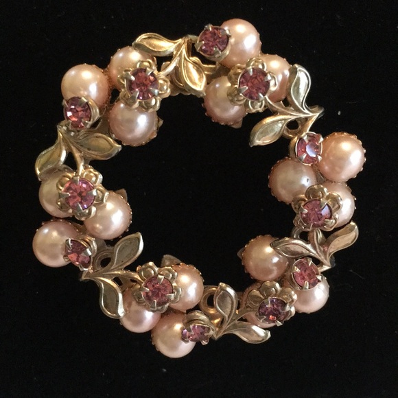 Jewelry - Vintage costume jewelry brooch.